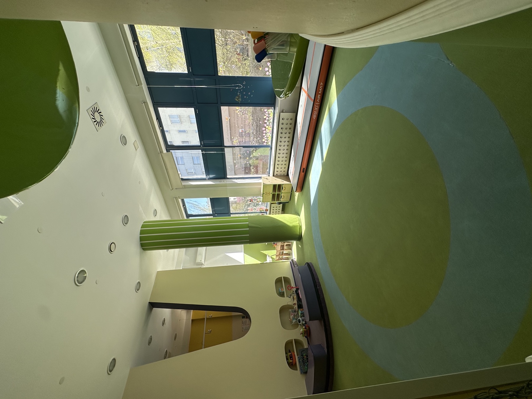 Przestronna sala ruchowa w Smart Preschool Kabaty