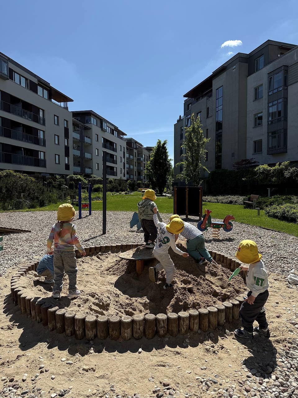 Dzieci na placu zabaw Smart Preschool Wilanów